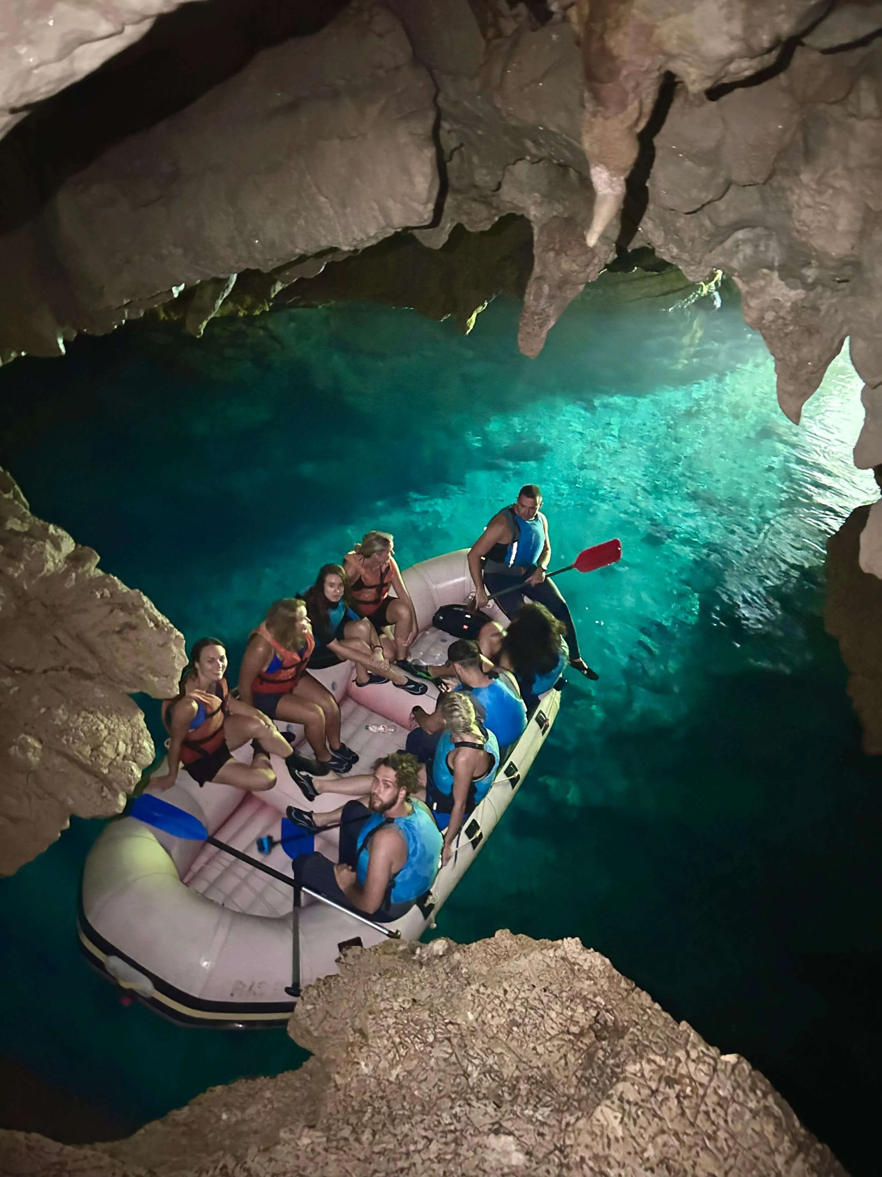 Grupna fotografija Una Pirates gosstiju u pećini