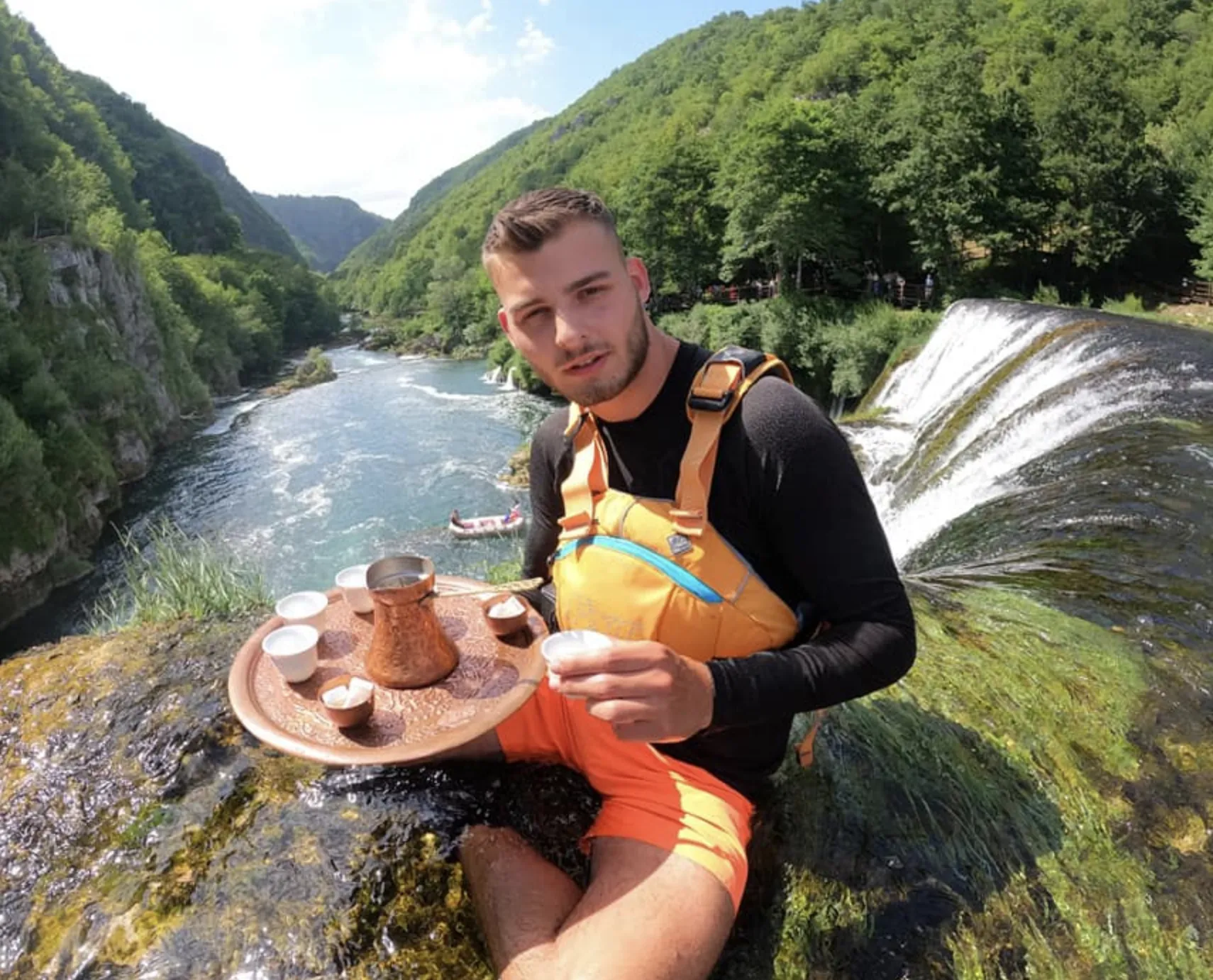 Leon naa štbačkom buku