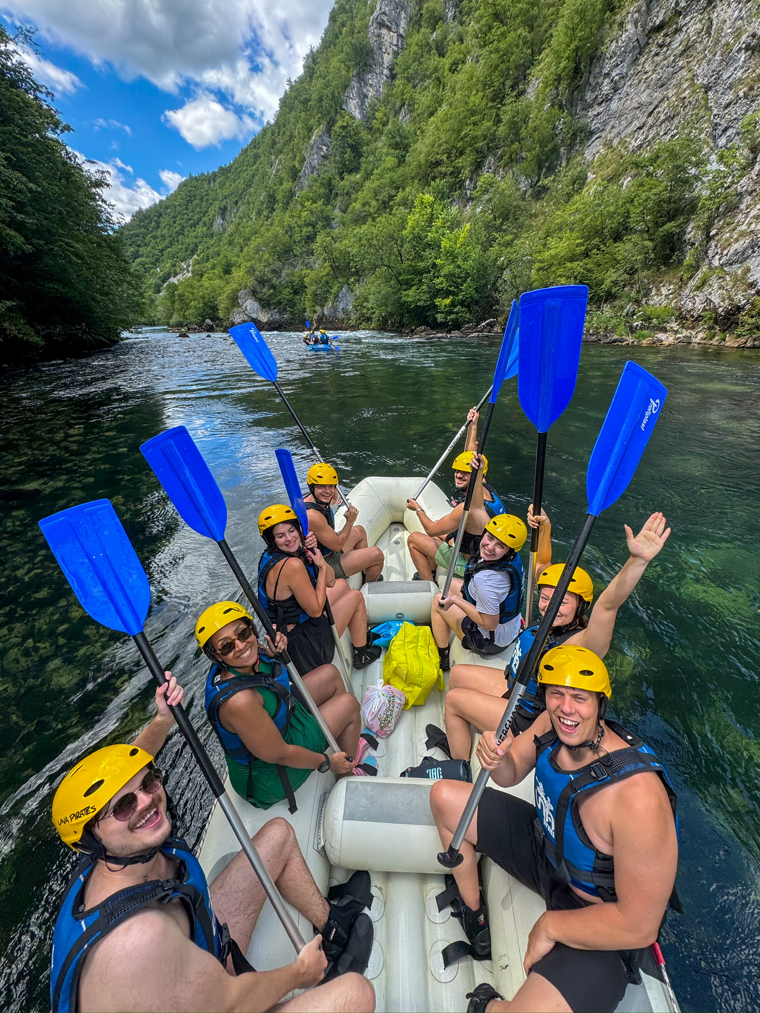 Pun čamac na raftingu s Una Pirates vodičima