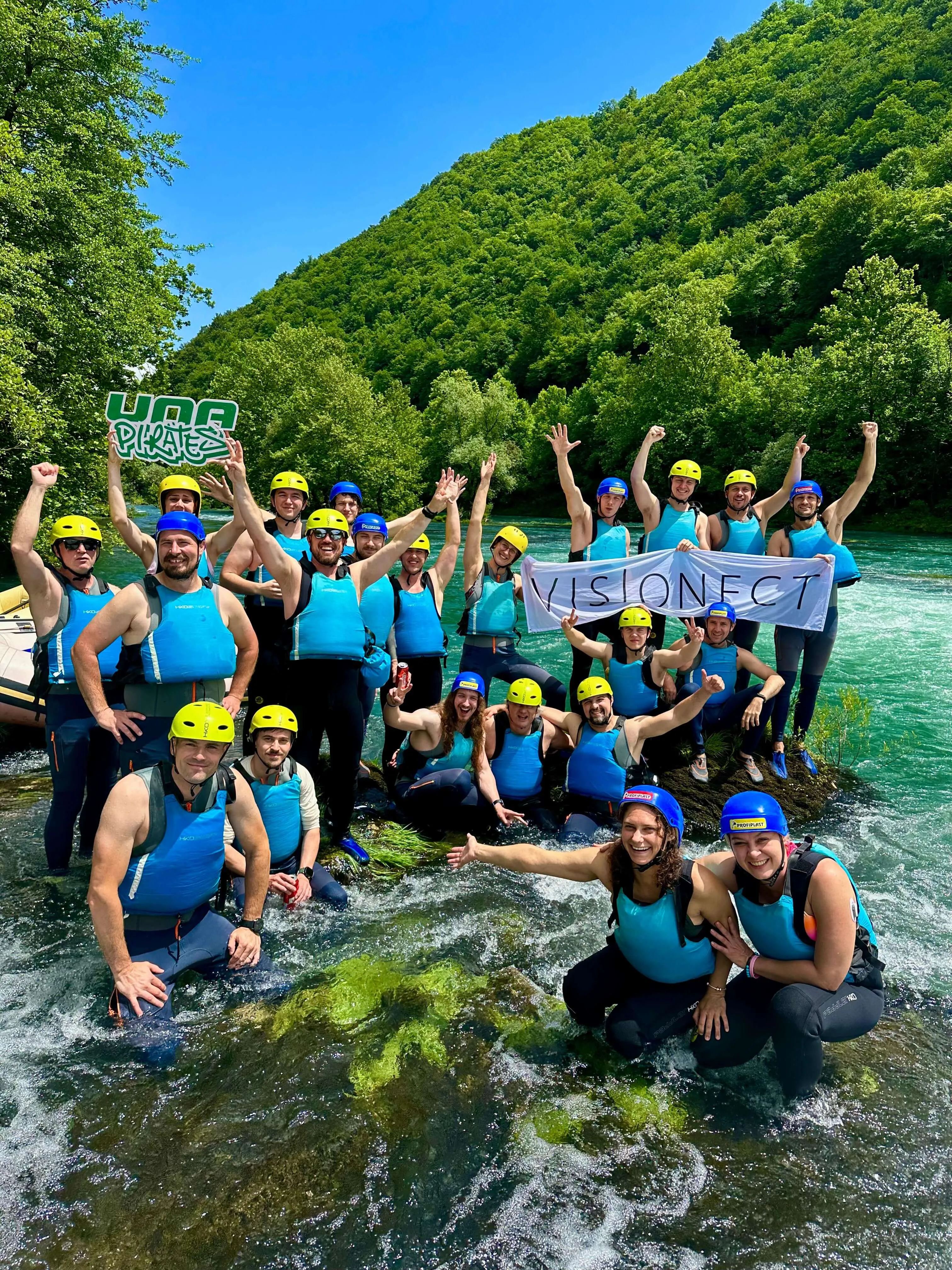Ekipa team buildinga pokraj rijeke Une