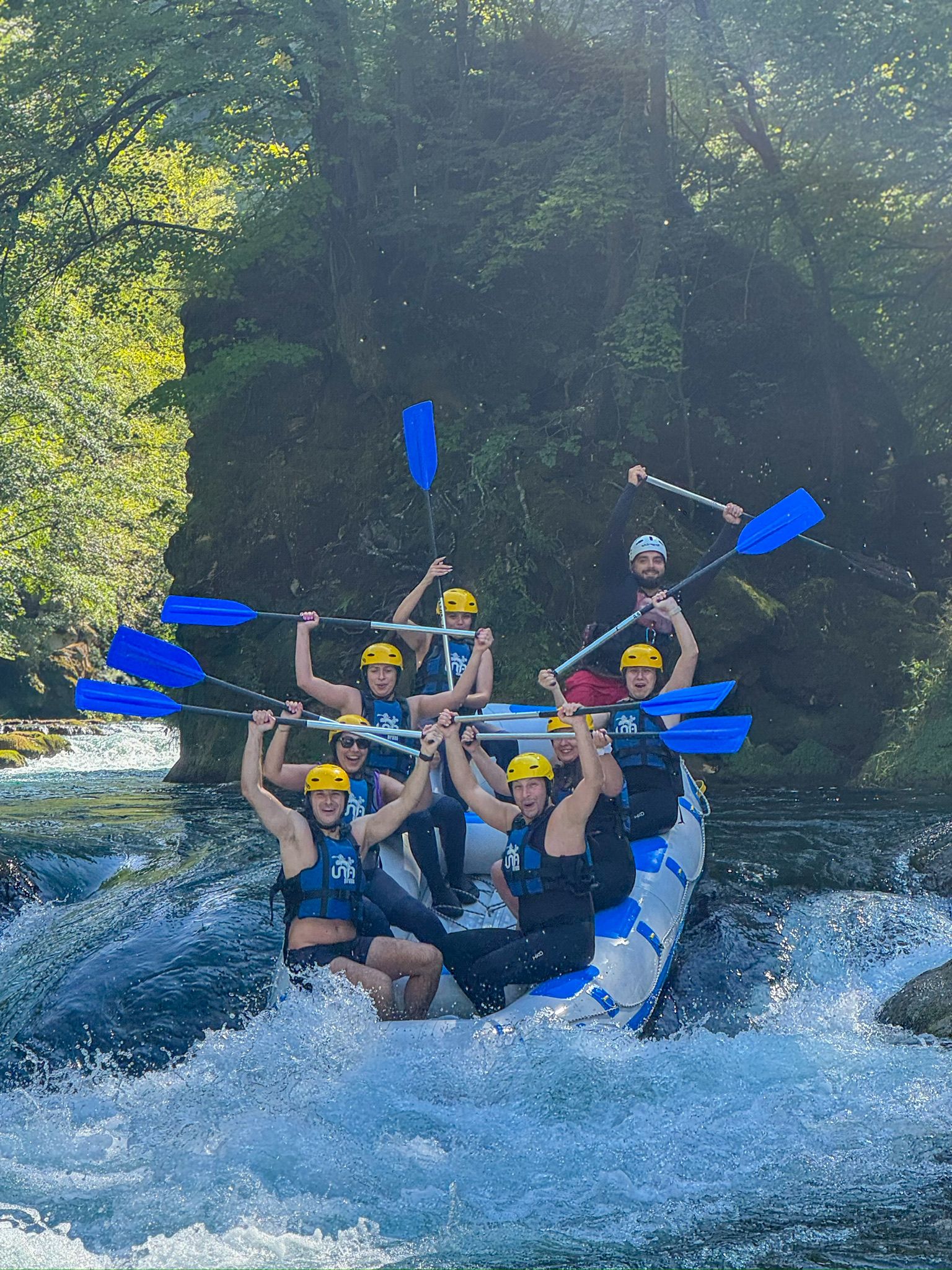 Žuti kayak na tirkiznoj rijeci Uni