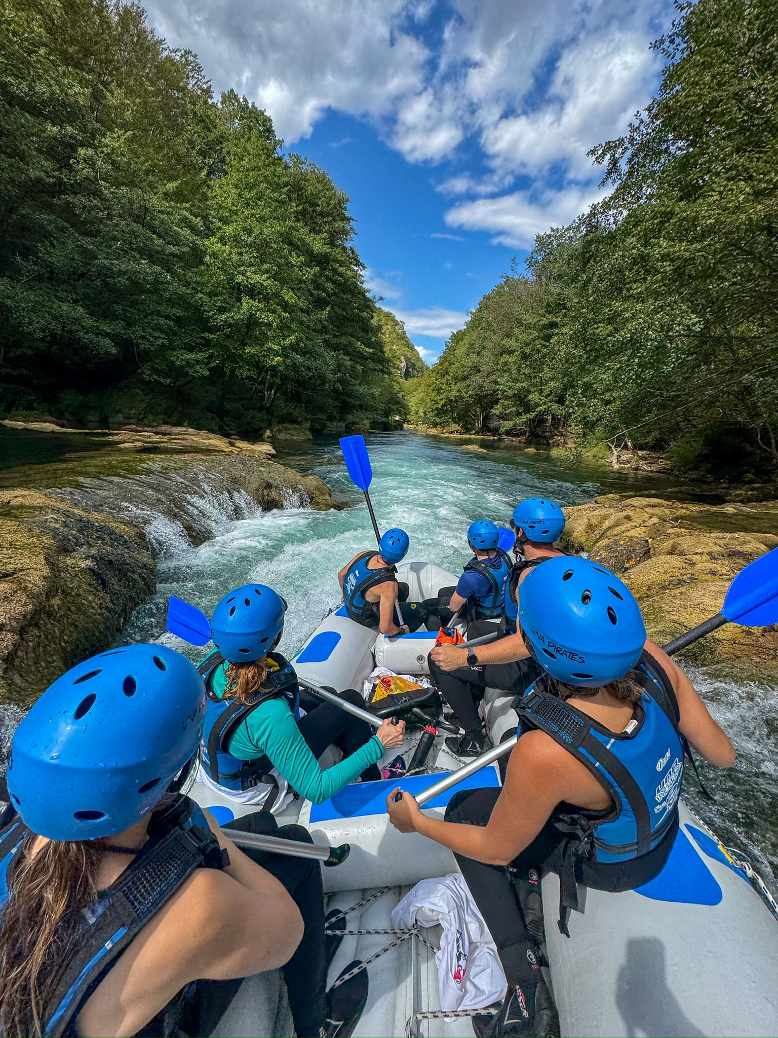 Žuti kayak na tirkiznoj rijeci Uni
