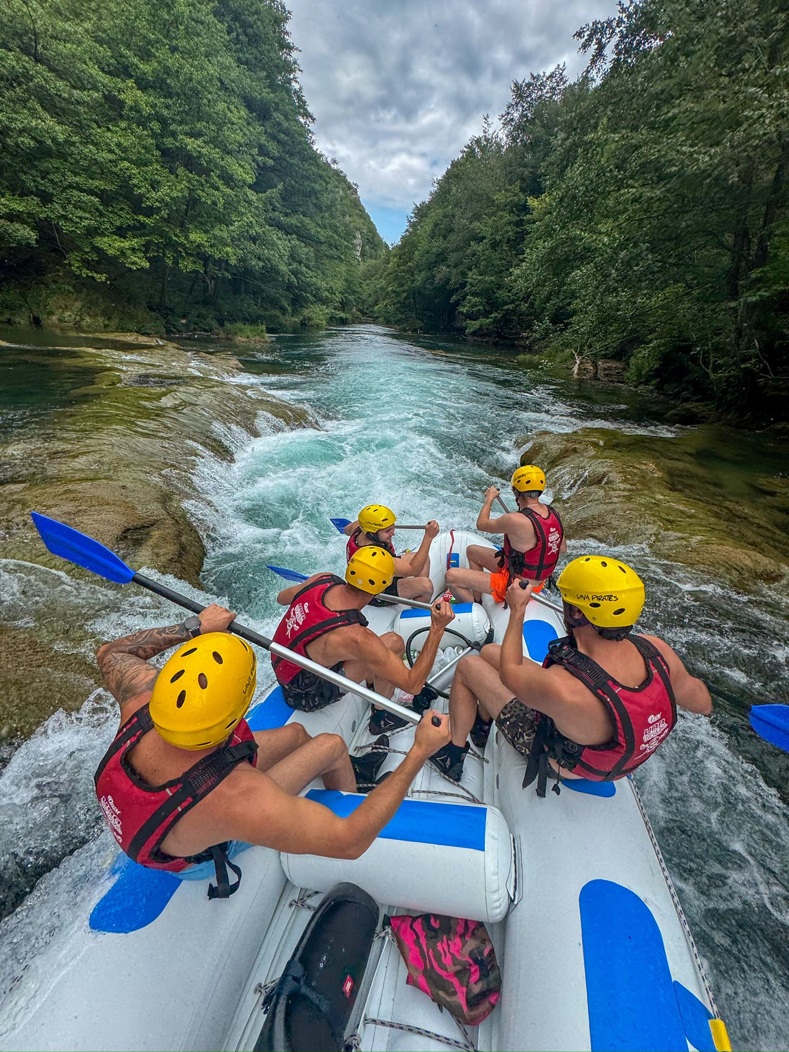 Žuti kayak na tirkiznoj rijeci Uni