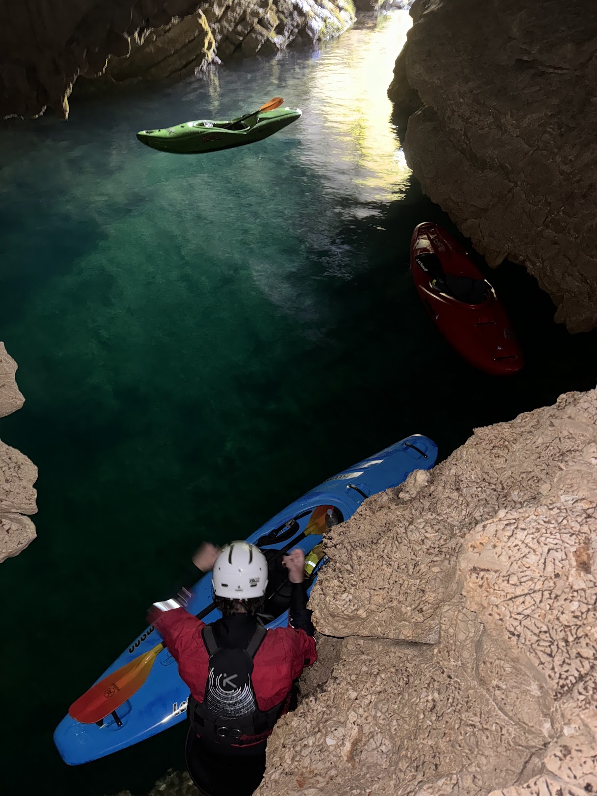 Žuti kayak na tirkiznoj rijeci Uni