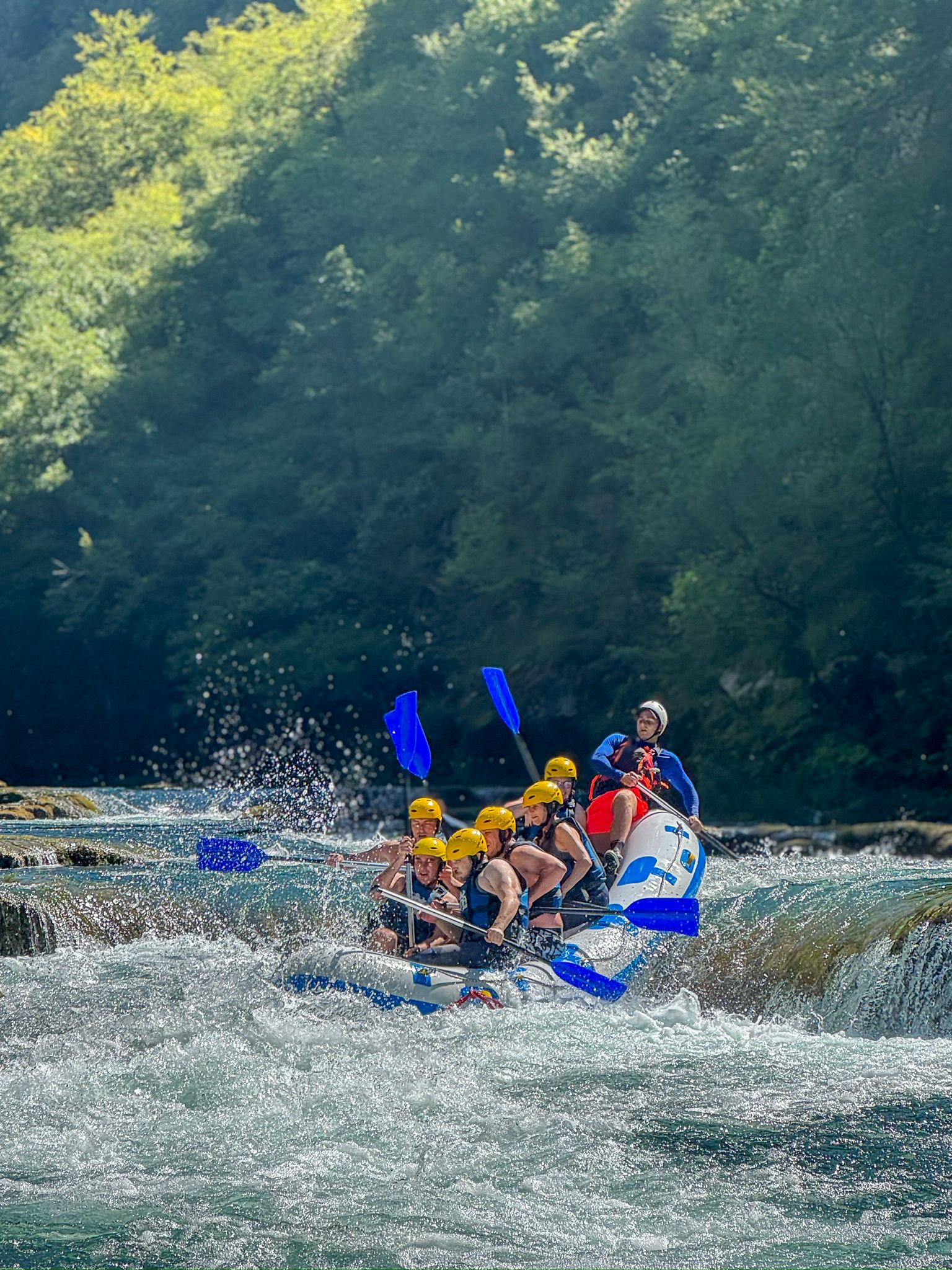 Djevojka na SUP dasci na rijeci Uni