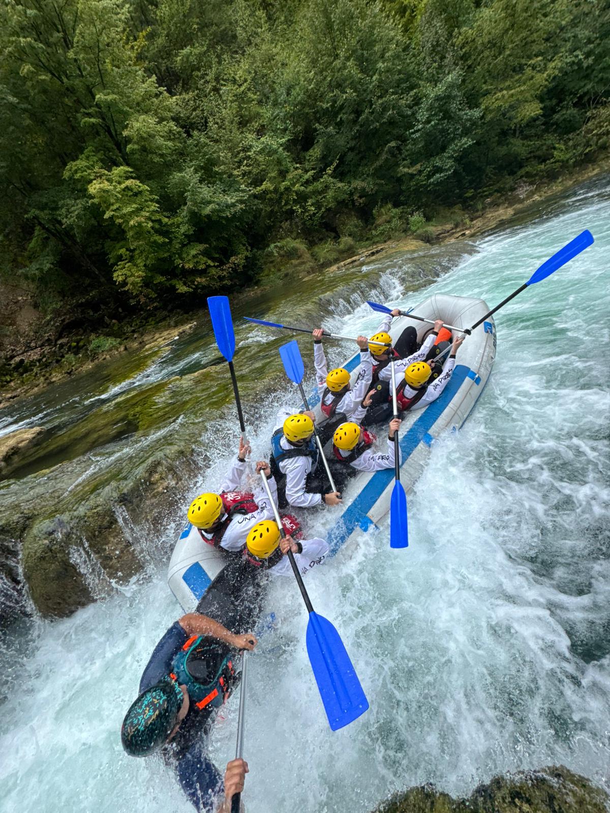 Djeca na raftingu s Una Pirates vodičima