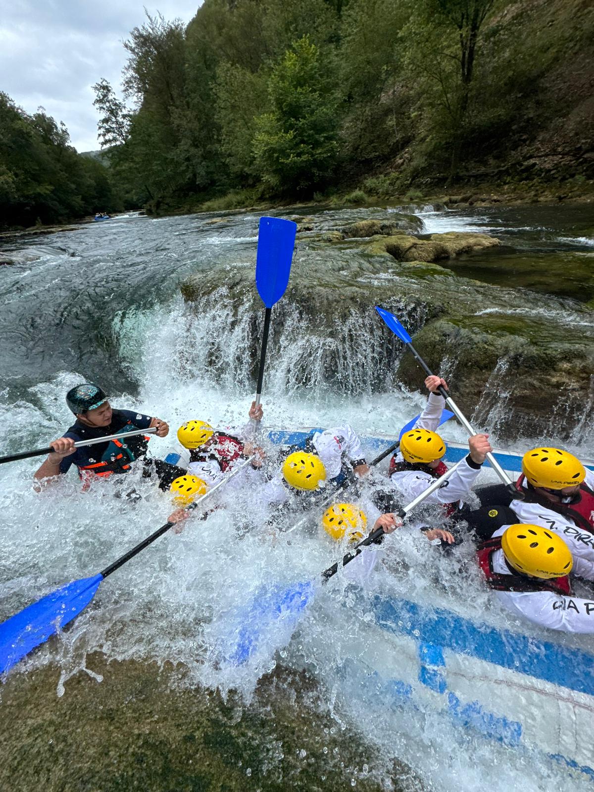 Rafting ekipa u brzacima rijeke Une