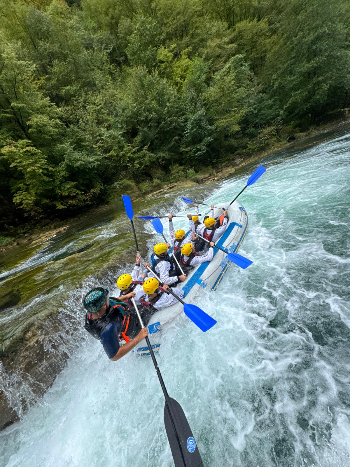 Gosti uživaju u pikniku na rijeci Uni