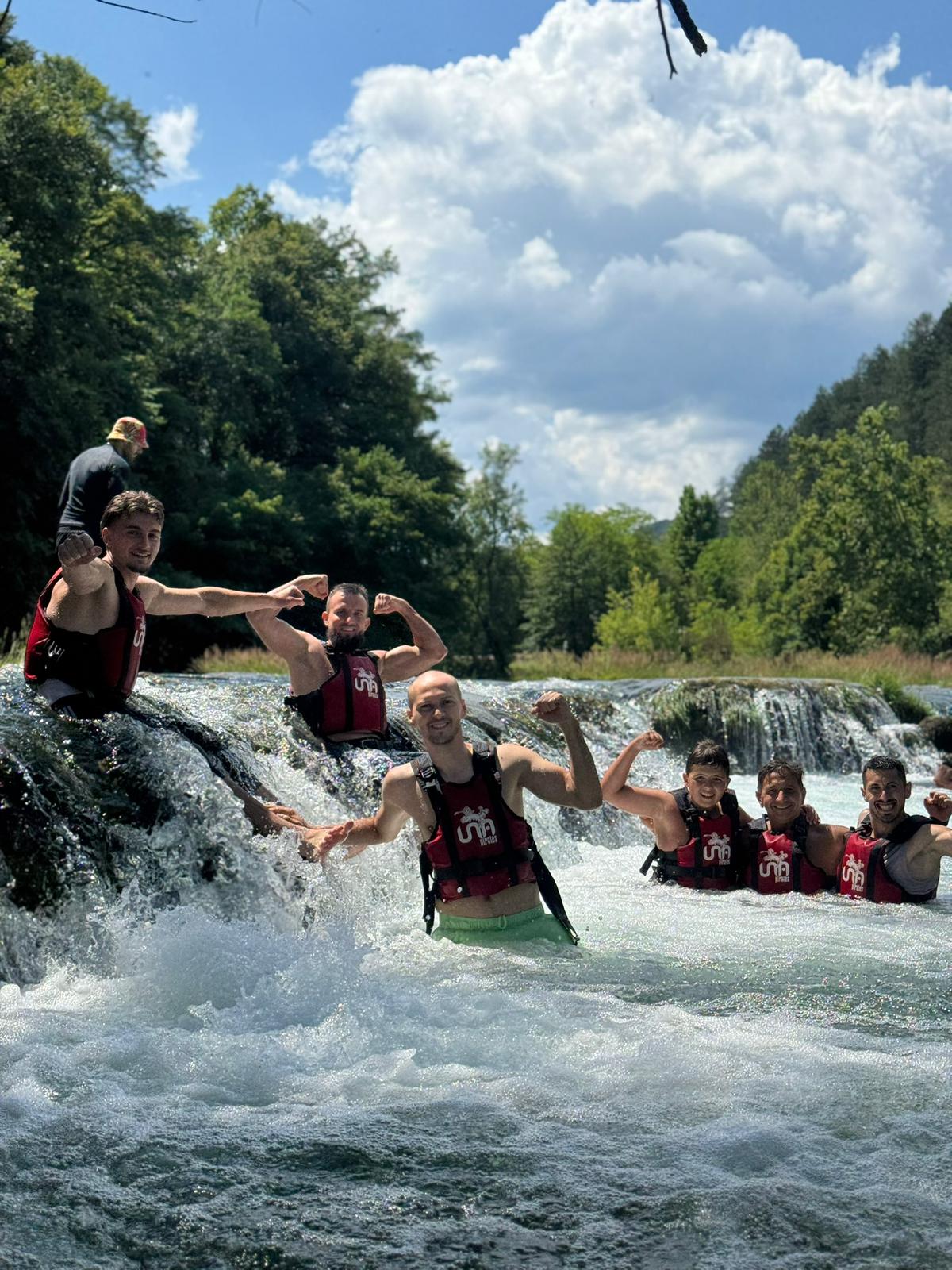 Rafting grupa na slapu
