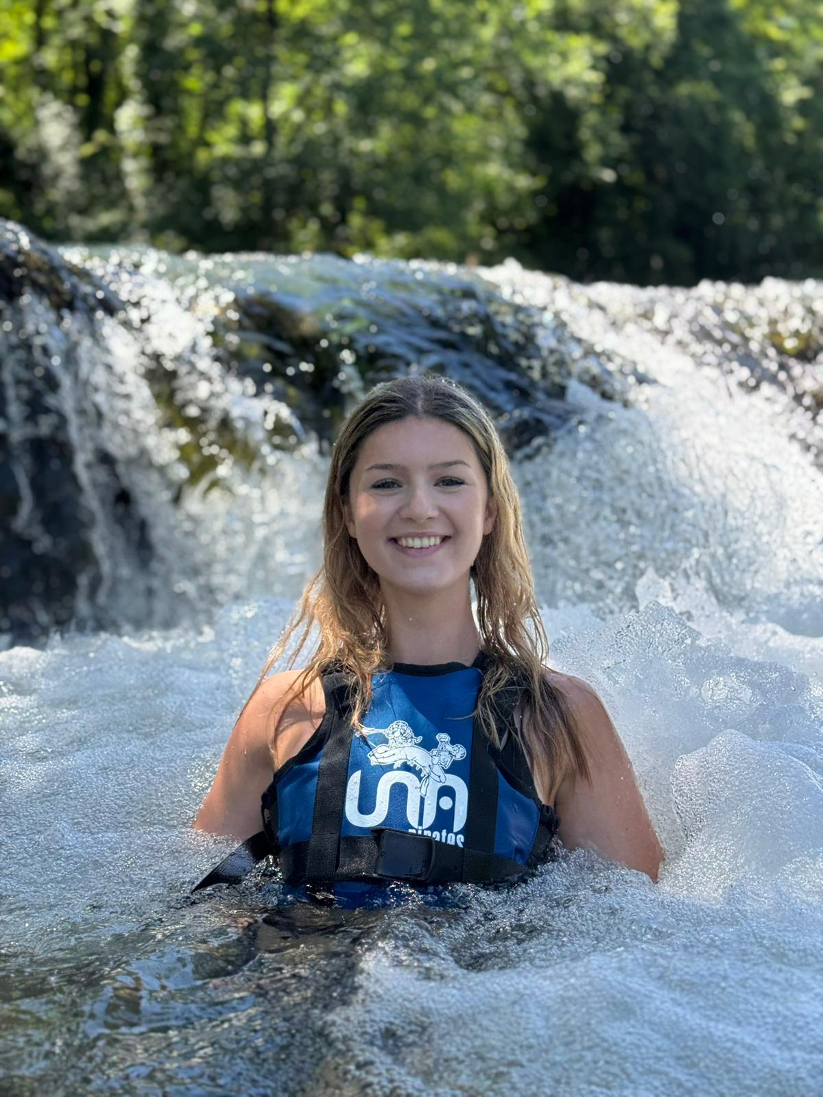 Djevojka ispod slapa