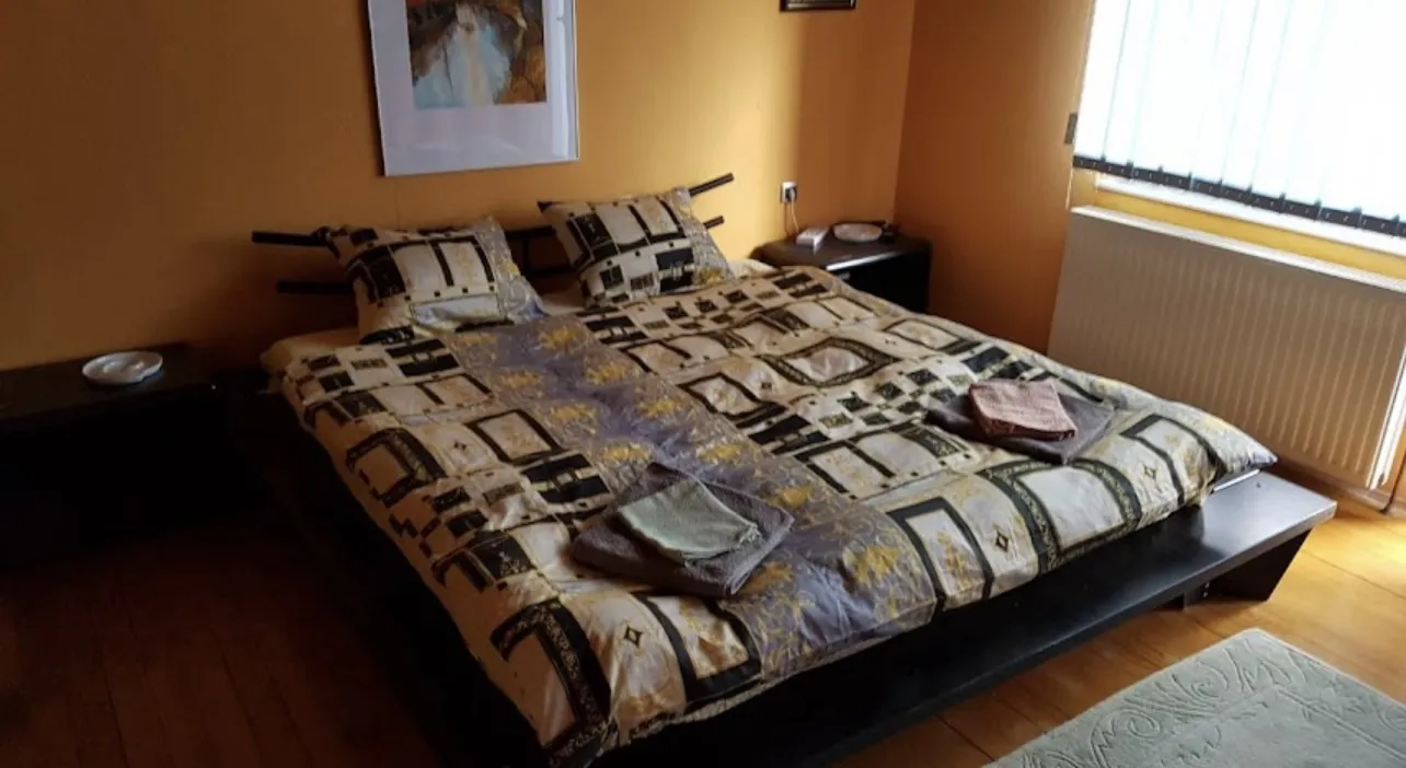 Spavaća soba sa bračnim krevetom