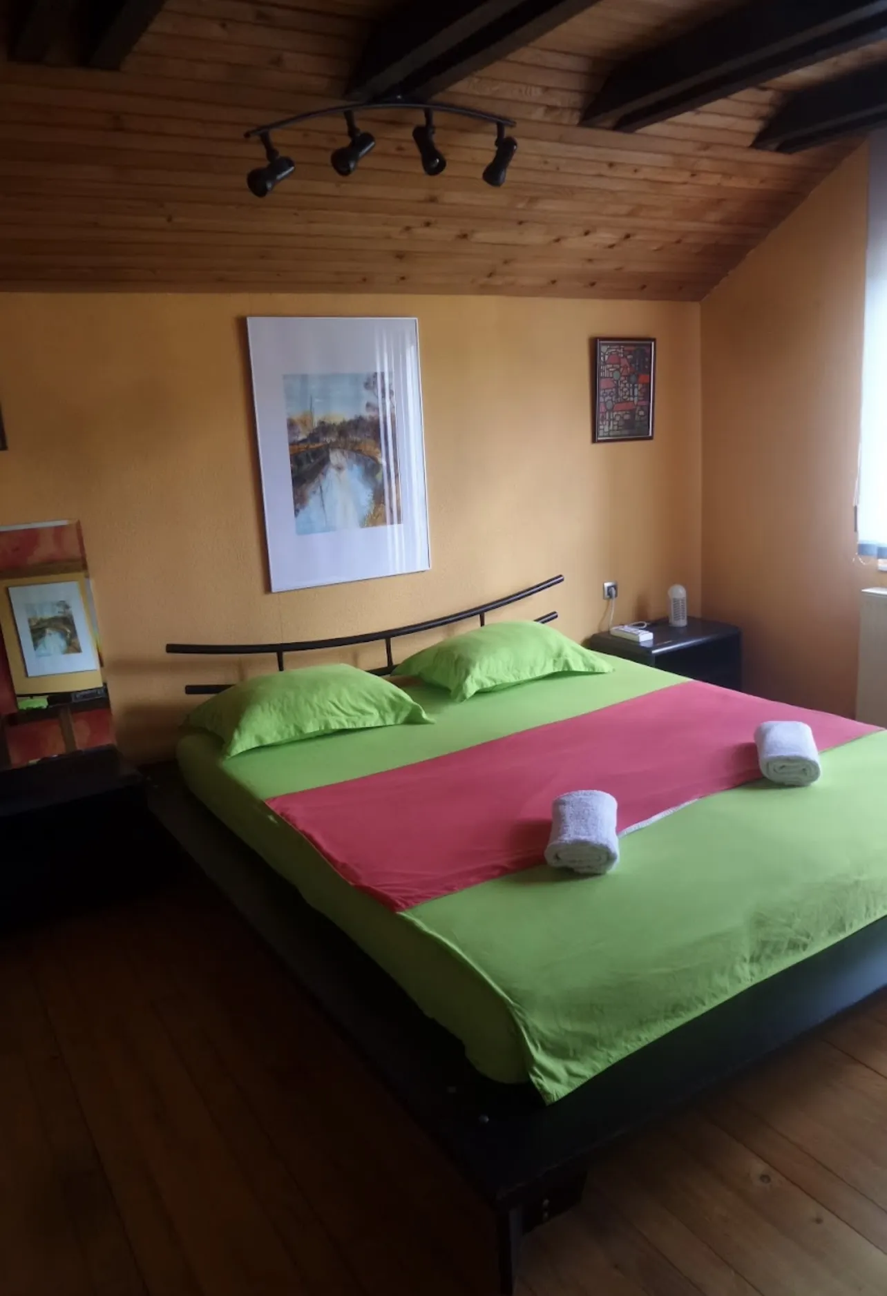 Spavaća soba sa bračnim krevetom